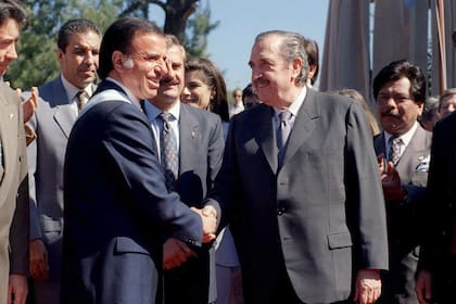 Menem y Alfonsín tras la reforma constitucional de 1994, que dio estatus de ciudad autónoma al distrito porteño, que aún hoy espera el traspaso de facultades por parte de la Nación
