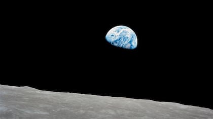 El 24 de diciembre de 1968, la tripulación del Apollo 8 terminó de orbitar el lado oscuro de la luna cuando se encontró de frente con la redondez de la Tierra.