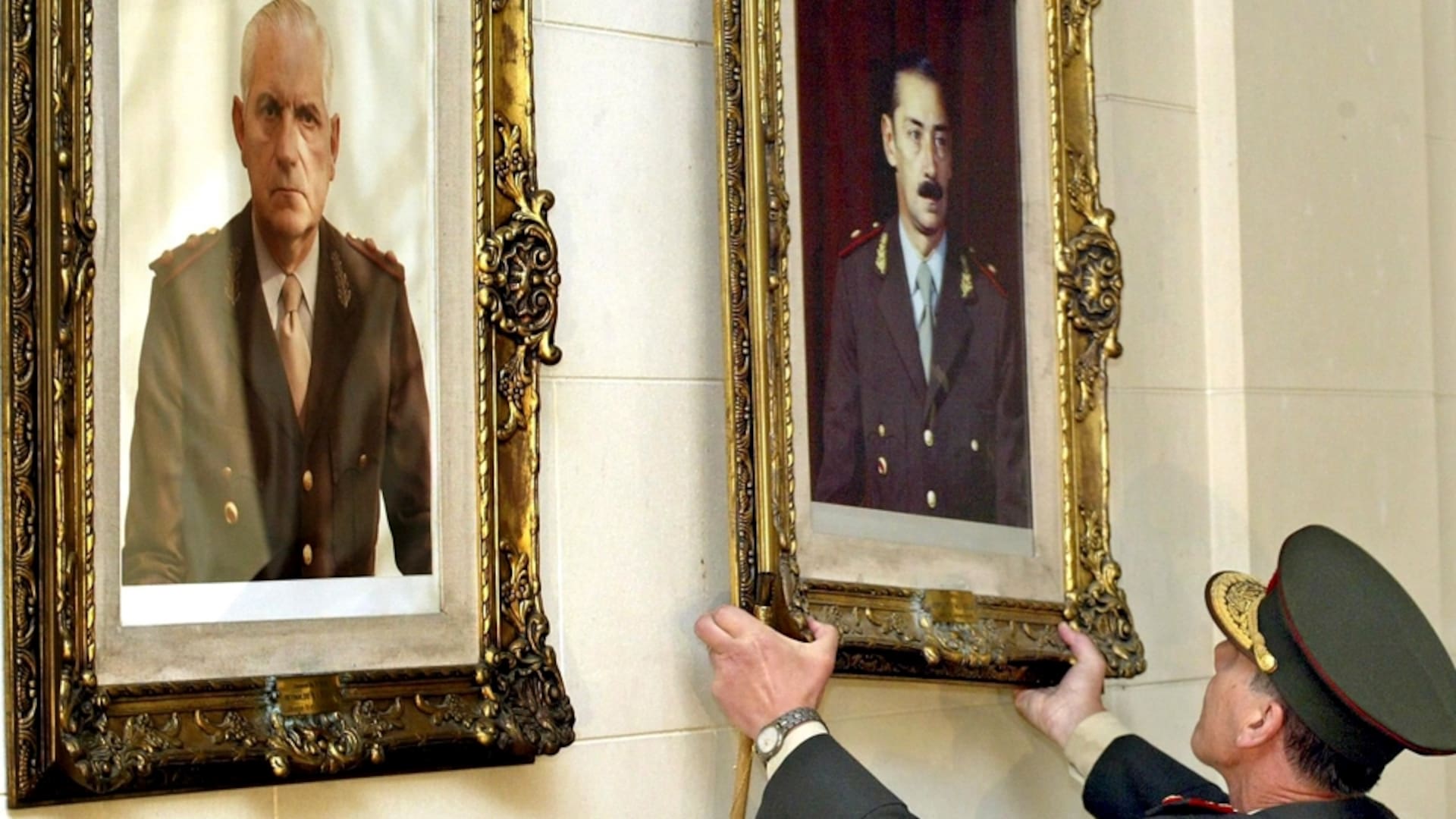 El 24 de marzo de 2004 Néstor Kirchner le ordenó a Bendini que baje los cuadros de Videla y Bignone que estaban colcados en el Colegio Militar