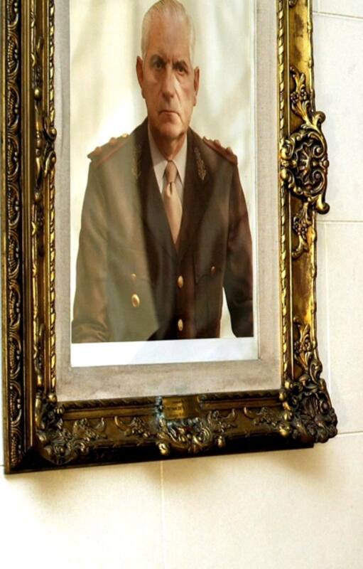 El 24 de marzo de 2004 Néstor Kirchner le ordenó a Bendini que baje los cuadros de Videla y Bignone que estaban colcados en el Colegio Militar