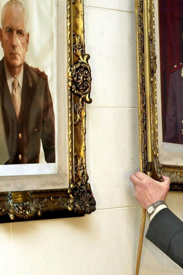 El 24 de marzo de 2004 Néstor Kirchner le ordenó a Bendini que baje los cuadros de Videla y Bignone que estaban colcados en el Colegio Militar