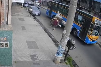 El 242 atropelló a un cartonero y a una señora mayor