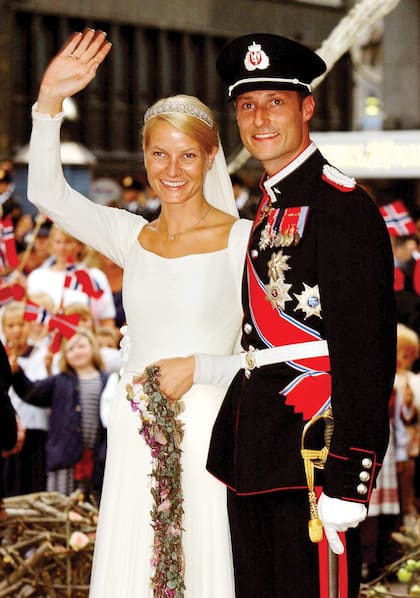 El 25 de agosto de 2001 salieron de la catedral de Oslo convertidos en marido y mujer. Él estaba impecable con su uniforme militar, y ella lucía radiante un traje del modisto noruego Ove Harder Finseth. La de ellos fue la primera boda real del siglo XXI.