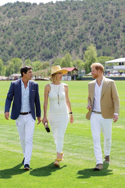 El 25 de agosto, Nacho, Delfina y Harry recorrieron la cancha de
Aspen Polo Club, donde se jugaría el partido a beneficio de Sentebale.
