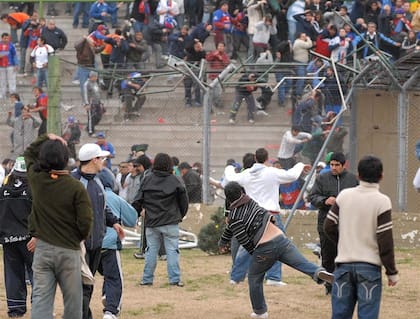 El 25 de junio de 2007 falleció Marcelo Cejas, hincha de Tigre, tras el partido con Nueva Chicago; desde entonces, no hay público visitante en el ascenso.