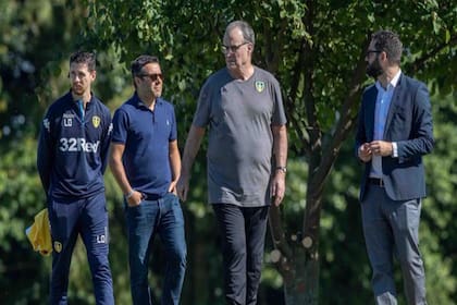 Bielsa, en el centro de entrenamiento de Leeds, junto con el presidente Andrea Radrizzani, de lentes oscuros, y el director deportivo Víctor Orta, de barba y saco