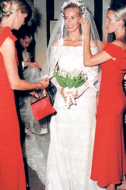 El 25 de mayo de 2002, Claudia Schiffer le dijo “sí, quiero” a Matthew Vaughn luciendo un traje strapless confeccionado con cuatro tipos de encaje floral, de manga larga con una abertura en los puños y una cola de cuatro metros