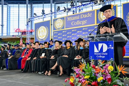 El 26 de abril, Haivyl y su hijo se graduaron en el Miami Dade College