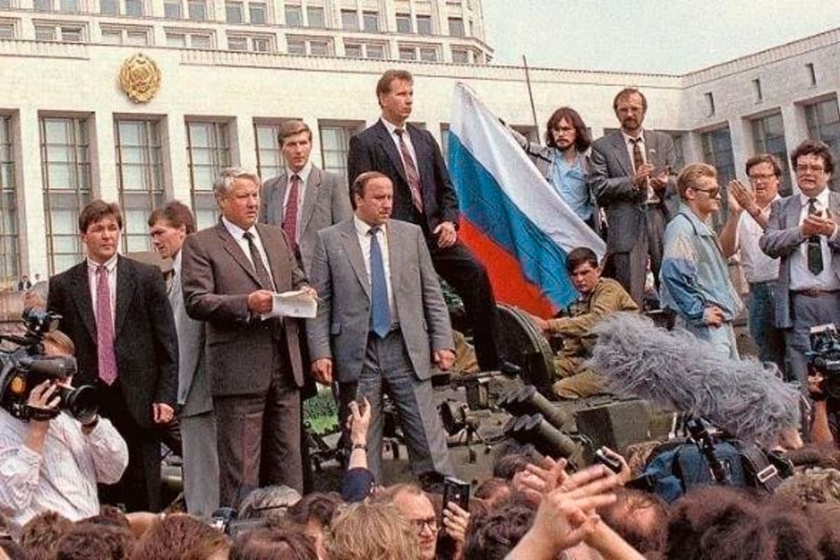 El 26 de diciembre de 1991, el presidente soviético Mikhail Gorbachov reconoció por la televisión rusa que la Unión de Repúblicas Socialistas Soviéticas (URSS) había dejado de existir, anunció su disolución y presentó su renuncia