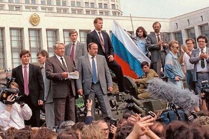 El 26 de diciembre de 1991, el presidente soviético Mikhail Gorbachov reconoció por la televisión rusa que la Unión de Repúblicas Socialistas Soviéticas (URSS) había dejado de existir, anunció su disolución y presentó su renuncia