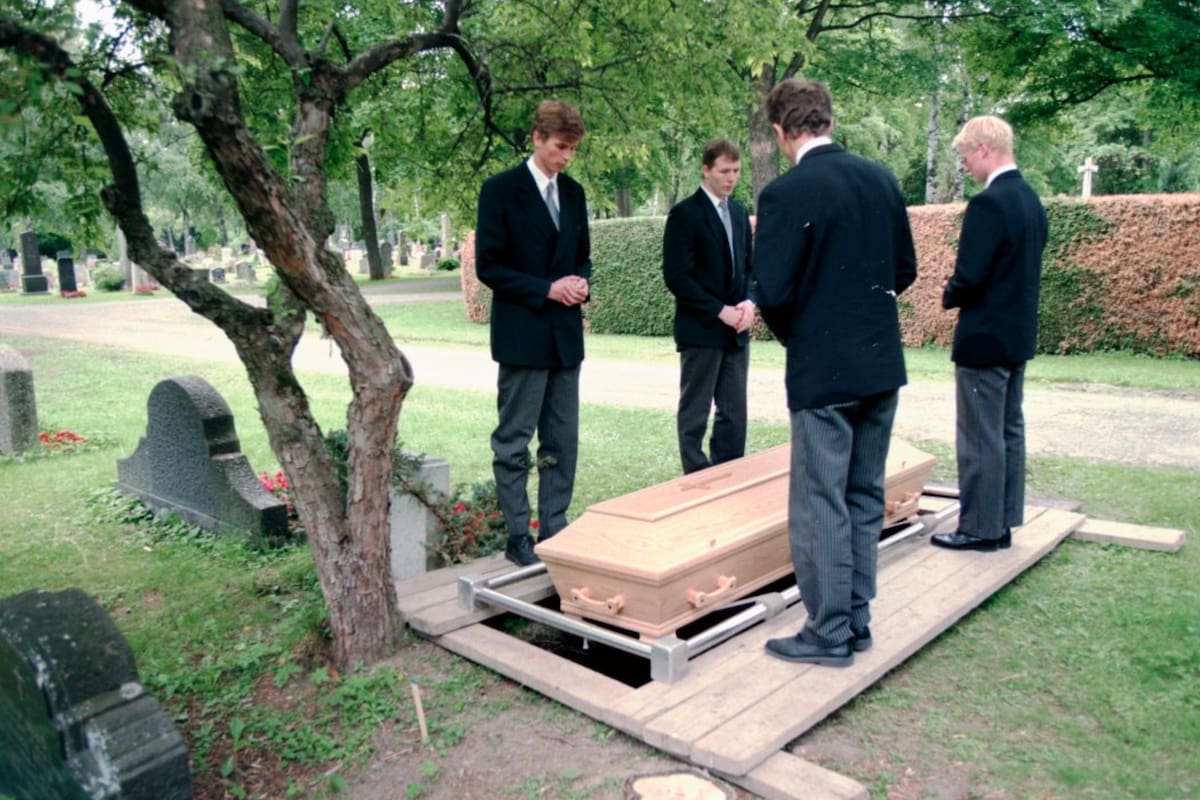 El 26 de junio de 1996, casi 13 meses después de su muerte, la mujer fue enterrada en una tumba anónima