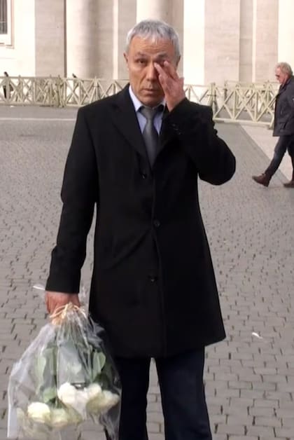 El 27 de diciembre de 2014, Agca realizó una visita inesperada al Vaticano. Ese día, depositó dos ramos de rosas blancas en la tumba del Pontífice, ubicada en la Basílica de San Pedro, como gesto simbólico en el 31º aniversario del histórico encuentro que ambos mantuvieron en la prisión de Rebibbia en 1983. Durante su breve estadía, Agca declaró: “Sentía la necesidad de realizar este gesto”. Las cámaras de la televisión italiana captaron el momento en que, de pie ante la tumba, se lo escucha murmurar frases como: “Mil gracias, santo” y “Viva Jesucristo”.