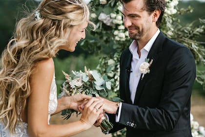 El 27 de julio de 2021, María Toscana y el matemático británico Xander Alari-Williams dieron el “sí, quiero” después de cinco años de noviazgo, en una romántica ceremonia celebrada en Montepulciano, Italia. La selección del lugar no fue casual: se trata de la ciudad donde nació su madre, Rossella. “Fue un día soñado”, dice.
