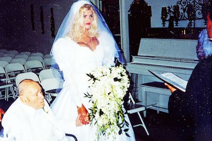 El 27 de junio de 1994 se casaron en Houston, Texas, Anna Nicole Smith, de 26 años y J. Howard Marshall II, de 89