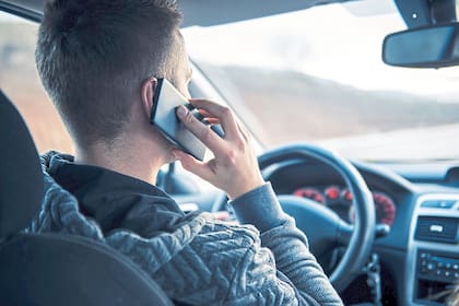 Hablar por celular mientras se conduce: más que una falta de tránsito, un riesgo de vida