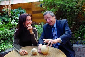 El 28 de Abril de 2003 en Río Gallegos, Néstor Kirchner junto a su esposa Cristina Fernandez, bromean sobre el futuro ballotage que luego no se realizaría proclamándolo Presidente al entonces Candidato de Santa Cruz