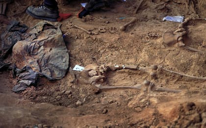 El 28 de junio de 1997 encontraron la fosa común de guerrilleros; entre los restos, uno de los cuerpos no tenía las manos