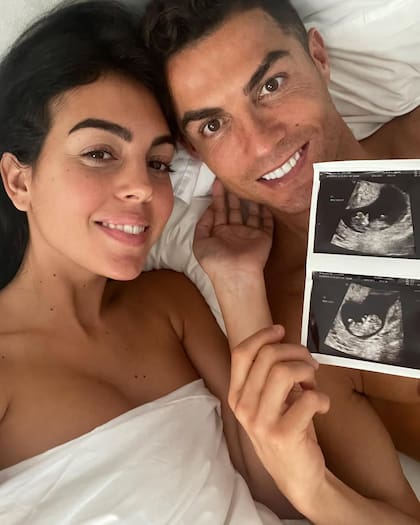 El 28 de octubre de 2021 la pareja anunció que esperaba gemelos, pero hubo complicaciones y Ángel falleció en el parto