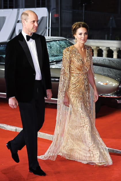 El 28 de septiembre pasado en el estreno mundial de No Time To Die, con un fabuloso traje con capa de lentejuelas de Jenny Packham.