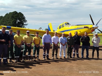El 3 de diciembre, la empresa Arauco Argentina participó de la presentación de la campaña verano 2025 del Plan Provincial de Manejo de Fuego, que también tiene epicentro en el aeródromo de Apóstoles. Ahí se presentó el avión hidrante de Arauco, que también trajo un helicóptero. La empresa de origen chileno opera hace casi 30 años en la Argentina, pero recién hace tres años empezó a contratar aviones y helicópteros hidrantes. El cambio climático ocasionó que los bosques estén más secos en Misiones, algo que antes no sucedía y hacía innecesario semejantes previsiones contra incendios.