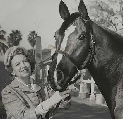 El 3 de mayo de 1947, Jet Pilot, uno de los caballos de Arden, ganó el Kentucky Derby