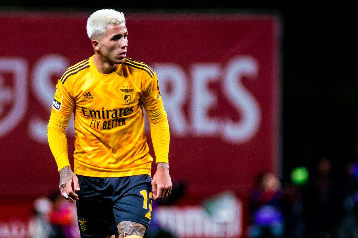 El 30 de diciembre pasado, Enzo Fernández volvió a jugar en Benfica, pero a las pocas horas regresó a la Argentina sin autorización; en Portugal entienden que el mediocampista está forzando la relación para cerrar su transferencia a Chelsea