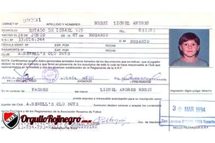 El 30 de marzo de 1994 se aprobó la ficha de Messi en la Asociación Rosarina de Fútbol..., diez días después, el 9 de abril convirtió los primeros cuatro goles que están registrados. Desde entonces y hasta hoy, ya marcó 1114...