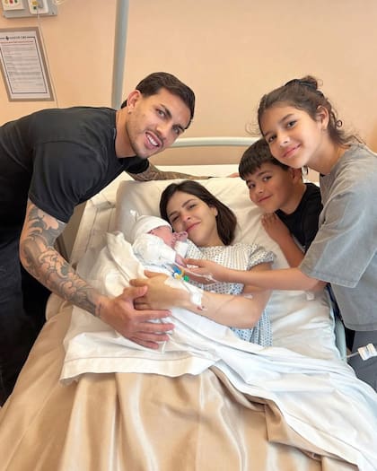 El 31 de marzo nació Lautaro, el tercer hijo de Leandro Paredes y Camila Galante (Foto: Instagram @leoparedes20)