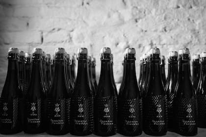 El 31 de mayo de 2015 hicieron la primera cocción de cerveza artesanal en su fábrica, hoy han hecho más de 70 variedades, que venden en botellas de champagne, con bozal y corcho