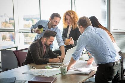 El 35% de las empresas consultadas declara que planea otorgar algún incremento salarial, otro 33% continúa analizando las posibilidades y el 32% comenta que no podrá hacerlo