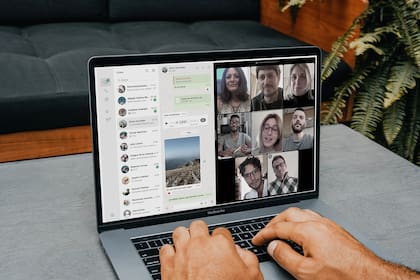 El 35% usa videollamadas de manera regular para mantenerse en contacto, y el 58% intercambia memes, videos o publicaciones donde el humor y las referencias culturales compartidas se convirtieron en una nueva forma de conexión emocional
