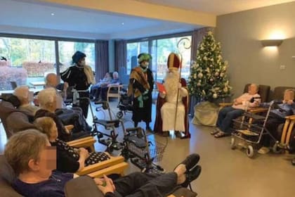 El 4 de diciembre pasado el hijo de uno de los residentes de un geriátrico de Bélgica se disfrazó de Santa Claus y visitó la residencia, pero días después se enteró que tenía Covid-19