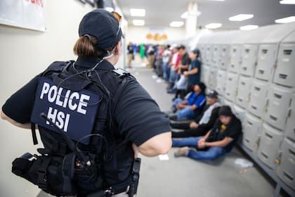 El 4 de junio, el ICE envió citaciones por mensaje de texto a inmigrantes y, según activistas, unos 20 nunca salieron de la oficina donde debían presentarse