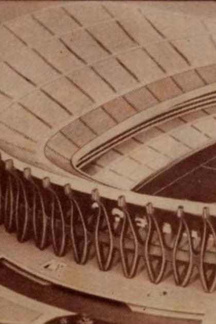 El 4 de noviembre de 1970, Boca Juniors instaló 11.500 pilotes sobre los que se levantaría el estadio; construyó, además, una tribuna para 2000 personas que, dicen, se tragó la tierra