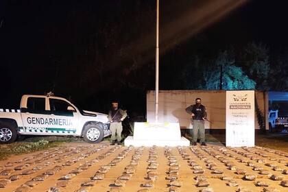 El 4 de octubre, agentes federales del "Escuadrón 52" de Tartagal incautaron 77 kilos de marihuana sobre la ruta nacional 34