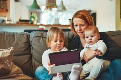 El 46,7% de los hogares en Illinois que dependen de una madre soltera recurren a los cupones del SNAP (Unsplash/Alexander Dummer)