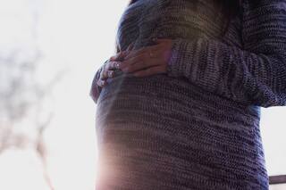 La mitad de los argentinos cree que las mujeres tienen hijos para cobrar la AUH