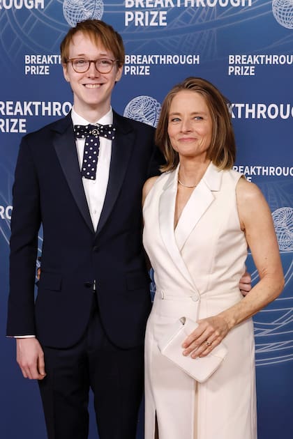 El 5 de abril pasado con Kit, su hijo
menor, en la gala Breakthrough Prize,
que reconoce el mérito en la ciencia.