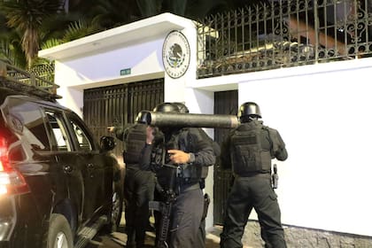 El 5 de abril, policías ecuatorianos irrumpieron en la embajada de México en Quito