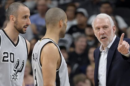 El 5 de marzo de 2016: Ginóbili y Parker reciben instrucciones de Popovich en un partido ante Sacramento Kings