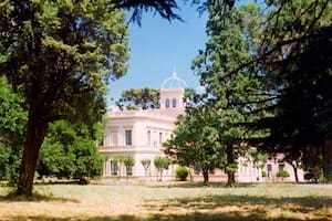 El 6 de agosto de 1883, en Llavallol, en Santa Catalina, partido de Lomas de Zamora, surgió la primera Escuela de Agronomía, Veterinaria y Haras de la provincia de Buenos Aires