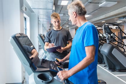 El 64,60% de los gimnasios asegura que sus socios entrenan con el acompañamiento del entrenador de sala