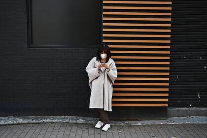 El 7 de abril, Japón declaró el estado de emergencia durante un mes debido a un aumento en los casos de coronavirus, aumentando los esfuerzos para contener las infecciones, pero evitando los estrictos bloqueos observados en otras partes del mundo