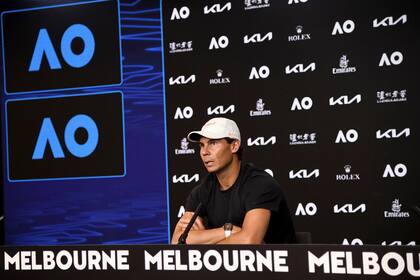 "Cuando saco tengo un músculo que se tensa y eso hace difícil poder jugar con libertad de movimientos", se lamentó Nadal, durante una rueda de prensa en el Melbourne Park.