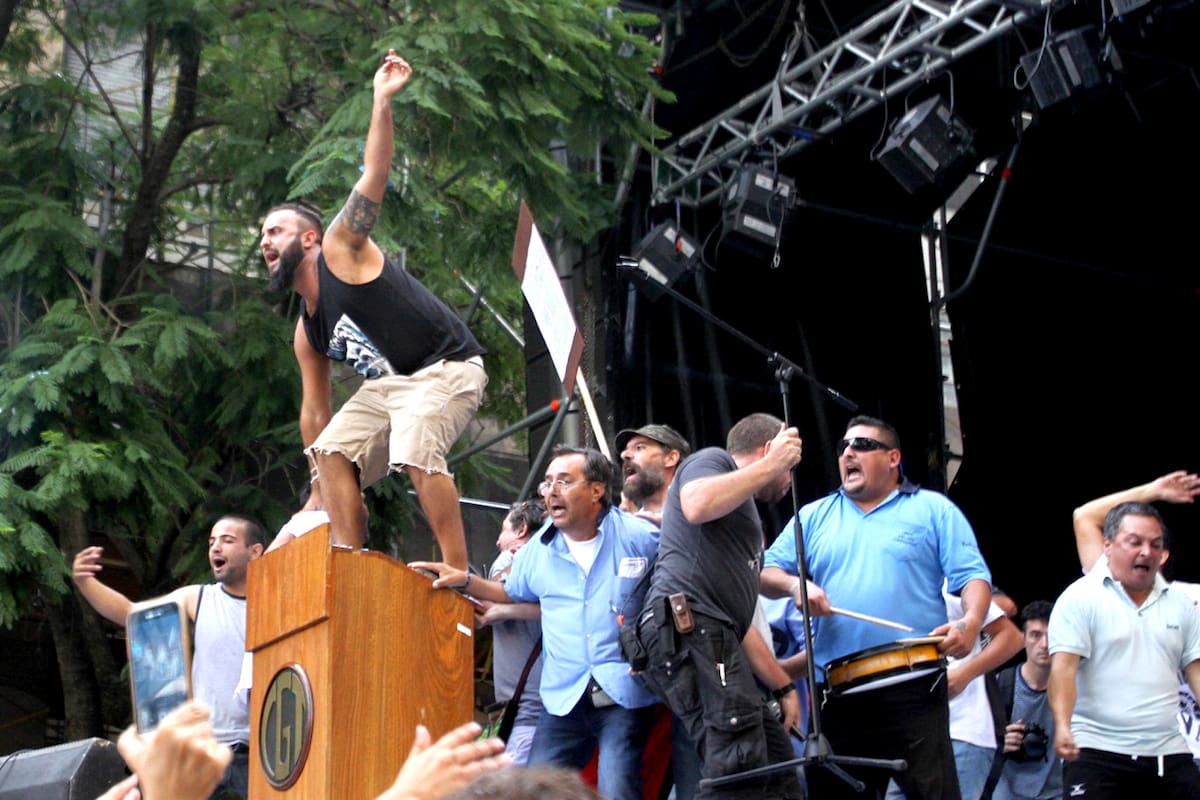 El 7 de marzo de 2017 un grupo de manifestantes tomó por asalto el escenario