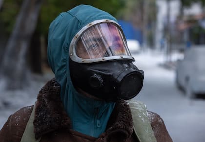 En la ficción, Salvo lucha contra una amenaza alienígena controlada por una fuerza invisible