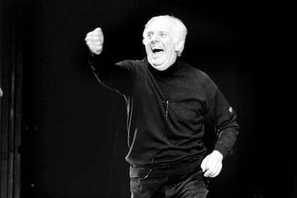 El 8 de mayo de 1984 Dario Fo hizo su primera función en el Teatro San Martin. Misterio bufo era muy crítico de la iglesia católica