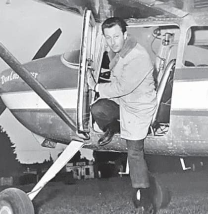 El 8 de septiembre de 1964, Miguel Lawler Fitzgerald aterrizó su avión monomotor Cessna 185 en las Islas Malvinas