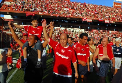 El 8/12/2006, Bochini y otras glorias de Independiente jugaron un partido en la fiesta de despedida su estadio de la Doble Visera, denominado Libertadores de América, antes de ser remodelado completamente