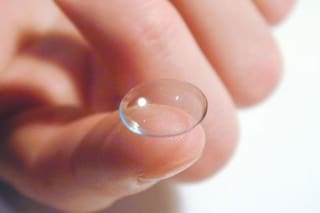 La Anmat prohibió el uso de dos modelos de lentes de contacto y una solución multipropósito